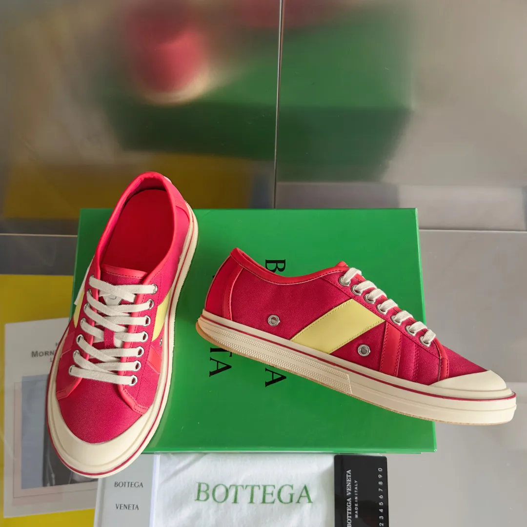 Top version: Couple model 560💰 Bottega Veneta Bottega Veneta BV’s latest Eliot series retro basketball shoes casual sports canvas shoes Bottega Veneta 2025 spring and summer show new shoes Eliot is on the market. Inspired by retro basketball sneakers, the color combination highlights youthful vitality and perfectly interprets the theme of youth and childlike innocence. The details are also very particular. The summer canvas brings excellent durability and comfort. Designs such as calfskin trim, rubber toe caps and hand-painted retro red lines are full of retro feel. The round toe and convex sole add a modern feel. Exquisite packaging at the delivery counter🛍📦 ▪️Fabrics: Original customized high-density canvas + cowhide ▪️Inner lining: Original customized breathable canvas ▪️Sole: Original open-molded anti-slip TPU material ▪️Sole thickness: 3CM ▪️Size: Women’s 35-41 / [Men’s 39-45 pre-sale]